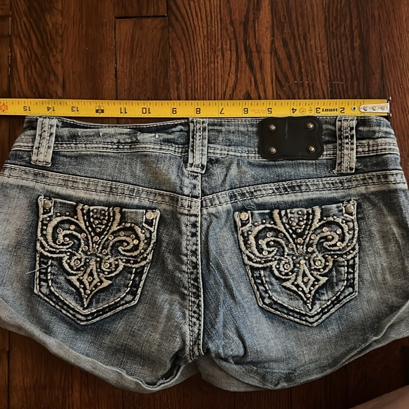 Vanity Jean Short- 28 - Picture 3 of 3